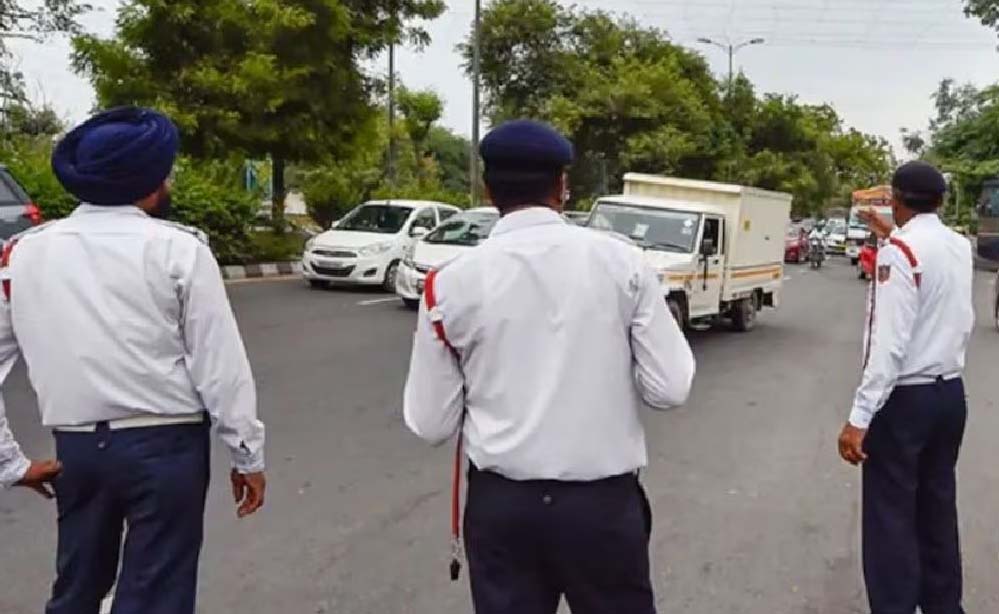 क्या पुरुष ट्रैफिक पुलिसकर्मी गाड़ी चला रही महिलाओं को नहीं रोक सकते? क्या पुरुष ट्रैफिक पुलिसकर्मी गाड़ी चला रही महिलाओं को नहीं रोक सकते?