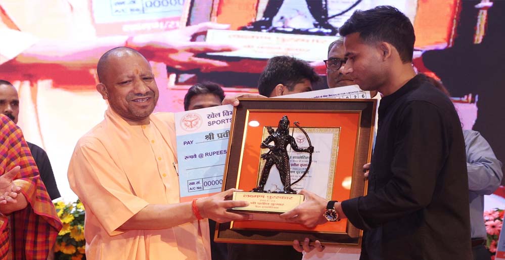 यूपी का मान बढ़ाने वाले खिलाड़ियों को सम्मानित किया मुख्यमंत्री योगी आदित्यनाथ ने यूपी का मान बढ़ाने वाले खिलाड़ियों को सम्मानित किया मुख्यमंत्री योगी आदित्यनाथ ने