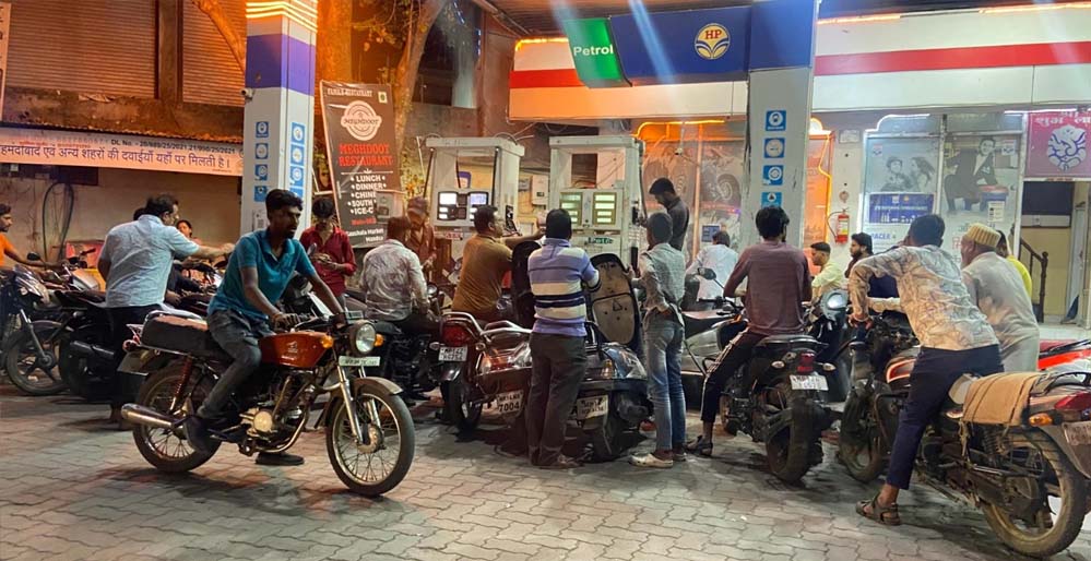 तेल संकट की अफवाहों से हड़कंप, अहमदाबाद से राजकोट तक पेट्रोल पंपों पर लगी भीड़