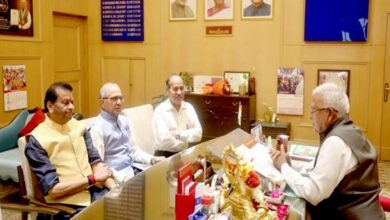 राज्यपाल पटेल से राज्य वित्त आयोग के अध्यक्ष पवैया ने सौजन्य भेंट की राज्यपाल पटेल से राज्य वित्त आयोग के अध्यक्ष पवैया ने सौजन्य भेंट की