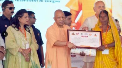 बहराइच में पुनर्वास धनराशि एवं भूमि पट्टों का वितरण किया मुख्यमंत्री योगी आदित्यनाथ ने