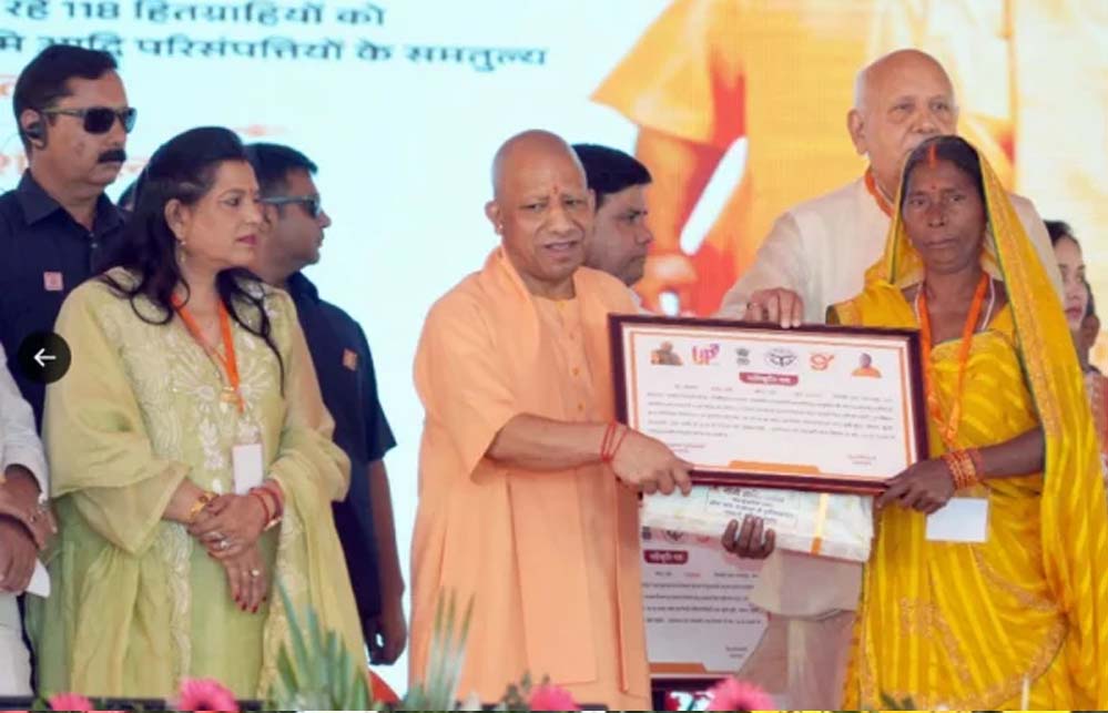 बहराइच में पुनर्वास धनराशि एवं भूमि पट्टों का वितरण किया मुख्यमंत्री योगी आदित्यनाथ ने