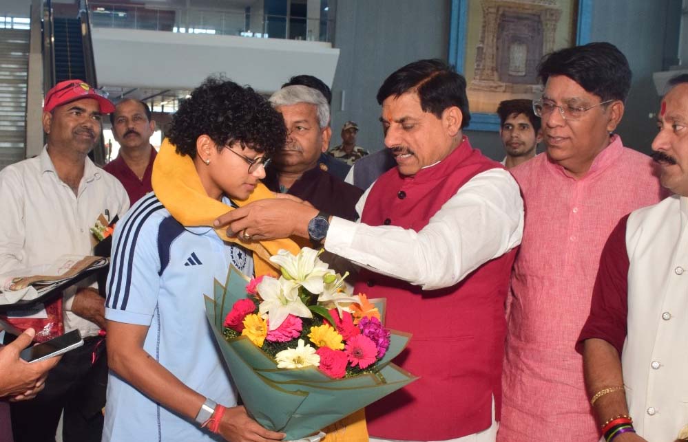 MP की बेटी अनुष्का बनीं टीम इंडिया की शान, CM मोहन यादव और कलेक्टर ने दी बधाई