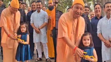 5 साल की बच्ची ने CM योगी को दिया खिलौना बुलडोजर, वीडियो हुआ वायरल, मुख्यमंत्री हंसे