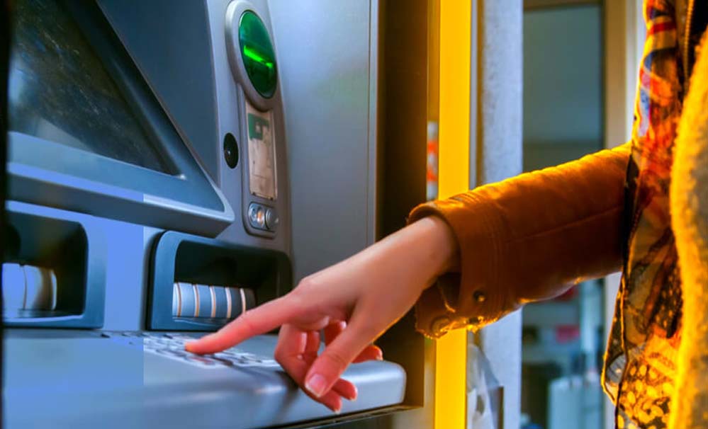ATM Rule Change: 1 अप्रैल से ATM से पैसे निकालना होगा महंगा, बदल रहे हैं ये अहम नियम