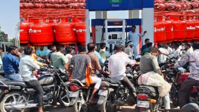 पंपों पर भारी भीड़, भोपाल-इंदौर-उज्जैन में पेट्रोल की 25% ज्यादा बिक्री; LPG सिलेंडर के लिए लंबी लाइनें