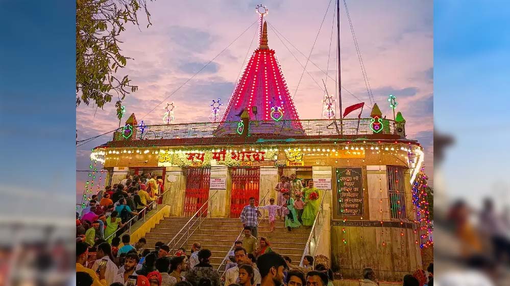 मां शारदा मंदिर मैहर में 9 दिनों में 10 लाख से ज्यादा भक्तों ने किए दर्शन, चौथे दिन रही सबसे ज्यादा भीड़ मां शारदा मंदिर मैहर में 9 दिनों में 10 लाख से ज्यादा भक्तों ने किए दर्शन, चौथे दिन रही सबसे ज्यादा भीड़
