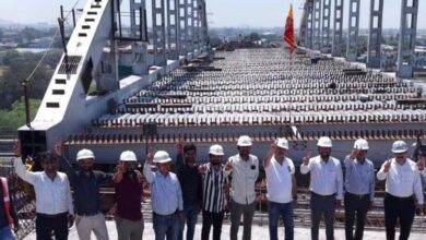 इंदौर के चौराहे पर 23 मीटर ऊंचाई पर लटका 400 टन का लोहा, इंजीनियरिंग का अजूबा इंदौर के चौराहे पर 23 मीटर ऊंचाई पर लटका 400 टन का लोहा, इंजीनियरिंग का अजूबा