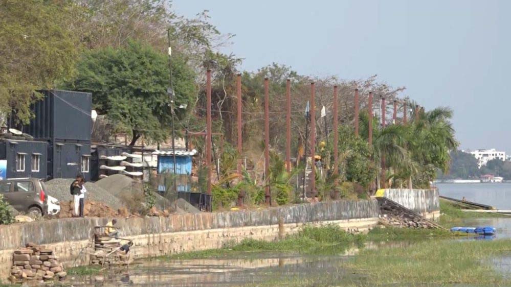 भोपाल के बड़ा तालाब पर ‘बड़ों’ का कब्जा, कांग्रेस विधायक के संस्थान सहित VIP निर्माणों पर लगा लाल निशान भोपाल के बड़ा तालाब पर ‘बड़ों’ का कब्जा, कांग्रेस विधायक के संस्थान सहित VIP निर्माणों पर लगा लाल निशान