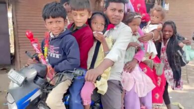 9 सवारियां, 1 बाइक: जान जोखिम में डालकर मौत का सफर, वीडियो देख चकराया पुलिस का माथा