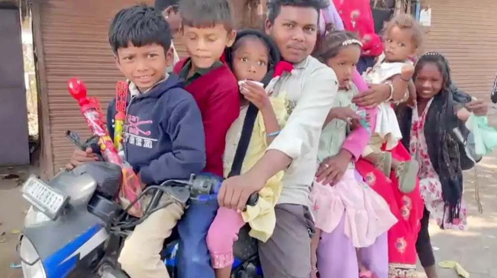 9 सवारियां, 1 बाइक: जान जोखिम में डालकर मौत का सफर, वीडियो देख चकराया पुलिस का माथा