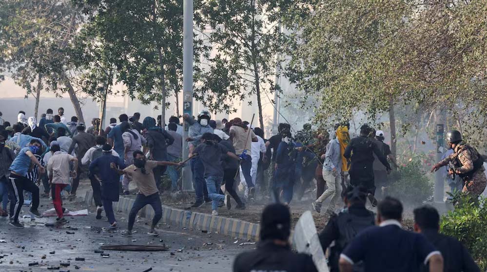 पाकिस्तानी प्रदर्शनकारियों ने अमेरिकी दूतावास पर किया हमला, मौतों की संख्या 23 तक पहुंची