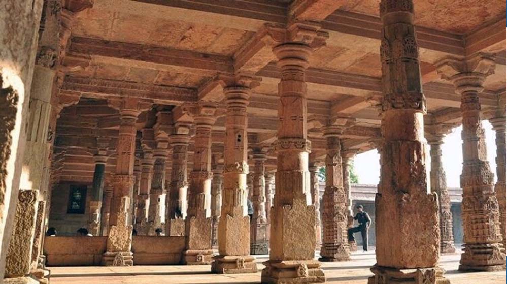 धार भोजशाला परिसर की कब्रों पर नया विवाद: एएसआई सर्वे रिपोर्ट से बढ़ी हलचल, मुस्लिम पक्ष कोर्ट जाने को तैयार धार भोजशाला परिसर की कब्रों पर नया विवाद: एएसआई सर्वे रिपोर्ट से बढ़ी हलचल, मुस्लिम पक्ष कोर्ट जाने को तैयार