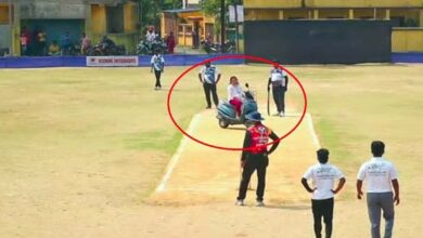 क्रिकेट की भीड़ में फंसी पति की कार, गुस्से में स्कूटी लेकर पिच तक पहुंची महिला