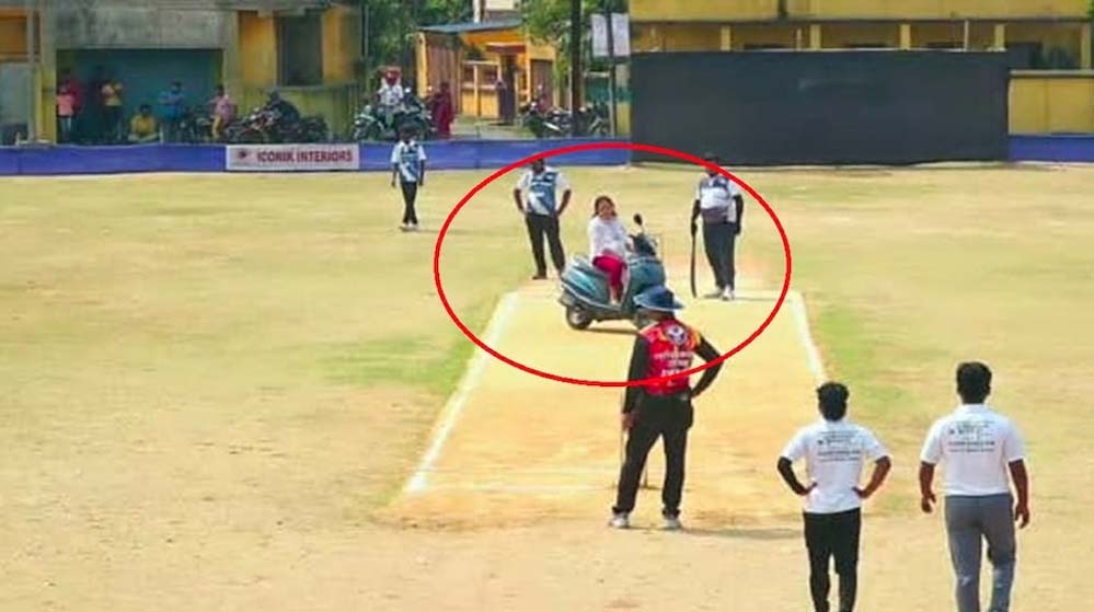 क्रिकेट की भीड़ में फंसी पति की कार, गुस्से में स्कूटी लेकर पिच तक पहुंची महिला