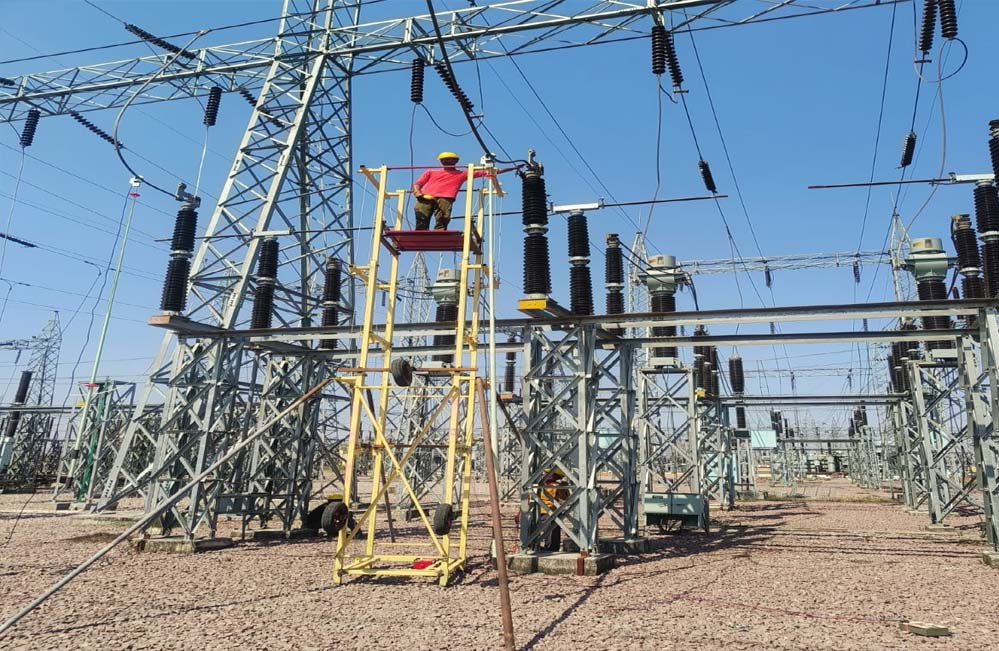 सब-स्टेशन मेंटेनेंस के लिए 36 फीट ऊँचाई का मैन लिफ्टर इन-हाउस डिज़ाइन एवं निर्माण