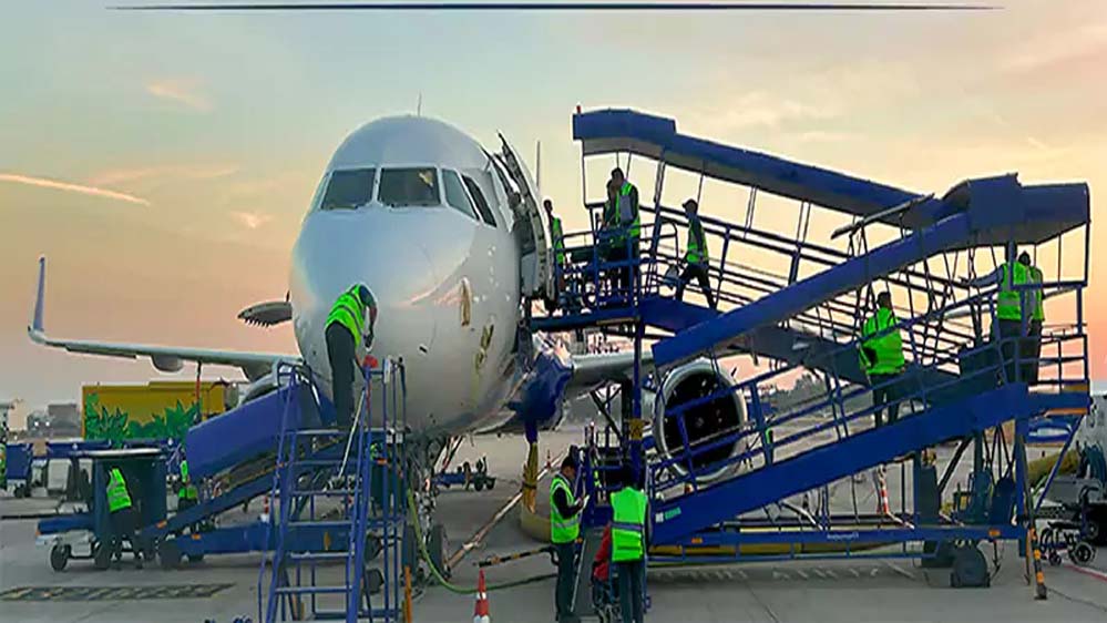 एयरपोर्ट पर नौकरी कैसे पाएंगे? 12वीं पास भी पा सकते हैं लाखों का पैकेज, ये कोर्स करें