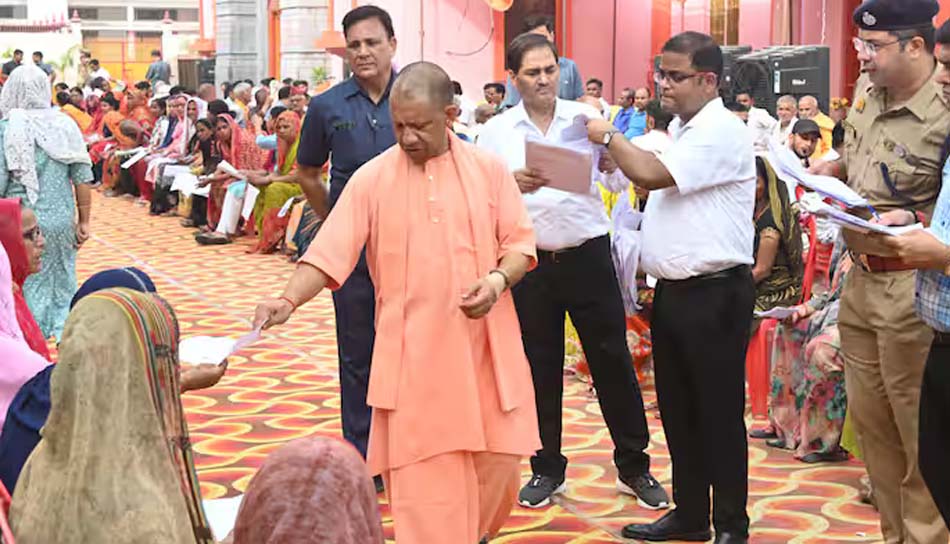 ‘इलाज कराइए, पैसा हमारी सरकार देगी’: जनता दर्शन में सीएम योगी ने की घोषणा