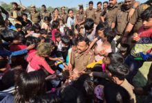 लखनऊ: पुलिस अधिकारियों ने गरीब बच्चों के साथ खेली होली, मासूमों को दिए उपहार