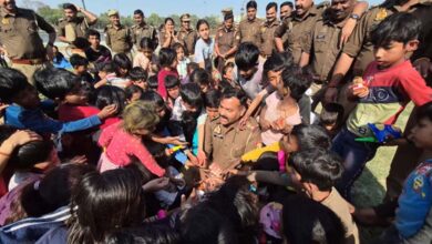 लखनऊ: पुलिस अधिकारियों ने गरीब बच्चों के साथ खेली होली, मासूमों को दिए उपहार