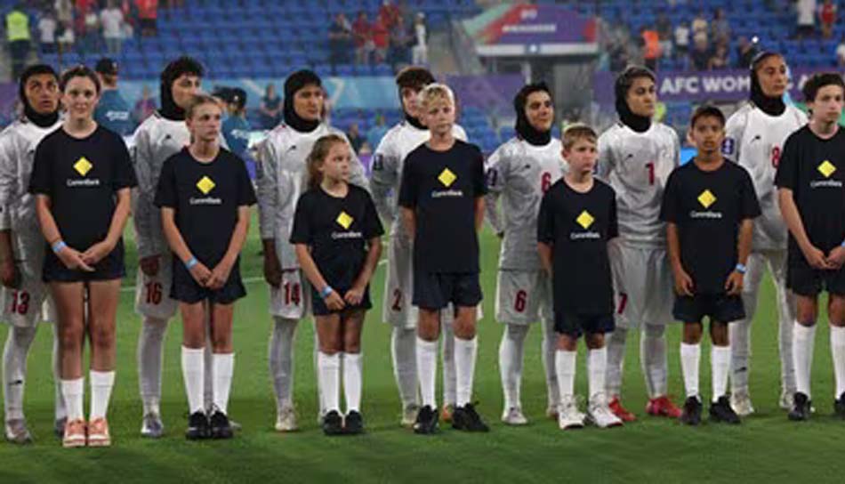 चेहरे पर उदासी, दिल में ग़म; ईरान की महिला फुटबॉलरों ने नहीं गाया राष्ट्रगान चेहरे पर उदासी, दिल में ग़म; ईरान की महिला फुटबॉलरों ने नहीं गाया राष्ट्रगान