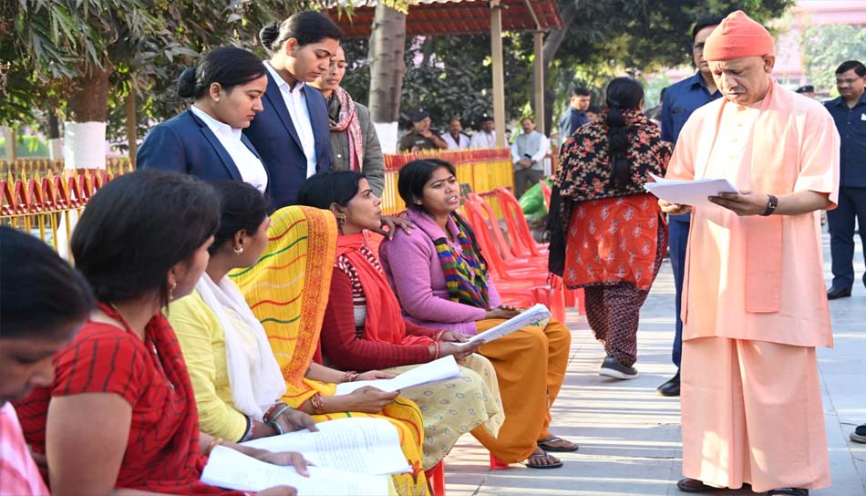 बेफिक्र होकर उपचार कराएं, सरकार देगी भरपूर आर्थिक सहायता: सीएम योगी