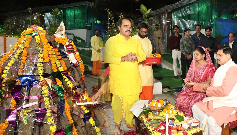 मुख्यमंत्री निवास पर हुआ भव्य होलिका दहन, गौ-काष्ठ का हुआ उपयोग