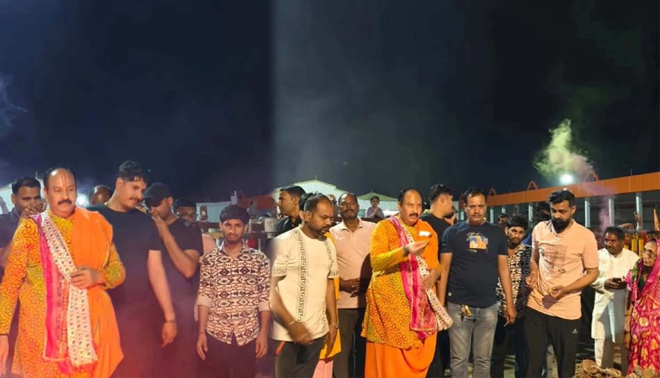 कुबेरेश्वर धाम में पं. प्रदीप मिश्रा ने किया होलिका दहन, शहरभर में सौ से अधिक होलिकाओं का जलना