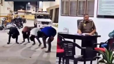 फिरोजाबाद: होली पर हुड़दंगियों की निकली हेकड़ी, पुलिस ने थाने में बनाया ‘मुर्गा’