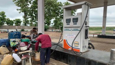 गैलन में पेट्रोल-डीजल भरवाकर रख रहे लोग, यूपी में तेल खत्म होने की अफवाह से पंपों पर लगी लंबी कतारें