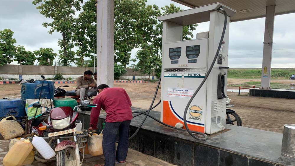 गैलन में पेट्रोल-डीजल भरवाकर रख रहे लोग, यूपी में तेल खत्म होने की अफवाह से पंपों पर लगी लंबी कतारें