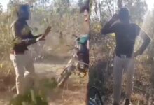 मोबाइल पर गाना बजाकर वर्दी पहने गार्ड से लगवाए ठुमके, फिर डंडों और बेल्ट से पीटा, वीडियो वायरल