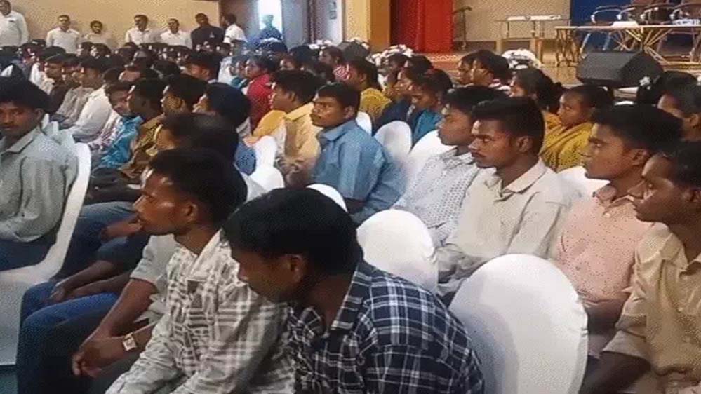 बस्तर के 125 नक्सलियों ने तेलंगाना में डाले हथियार, करोड़ों के हथियार सौंपे; IG ने बताया माओवादी क्यों छोड़ रहे हिंसा