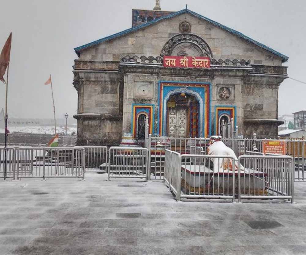 उत्तराखंड में बदला मौसम का मिजाज, बदरीनाथ-केदारनाथ और हेमकुंड साहिब में ताजा बर्फबारी