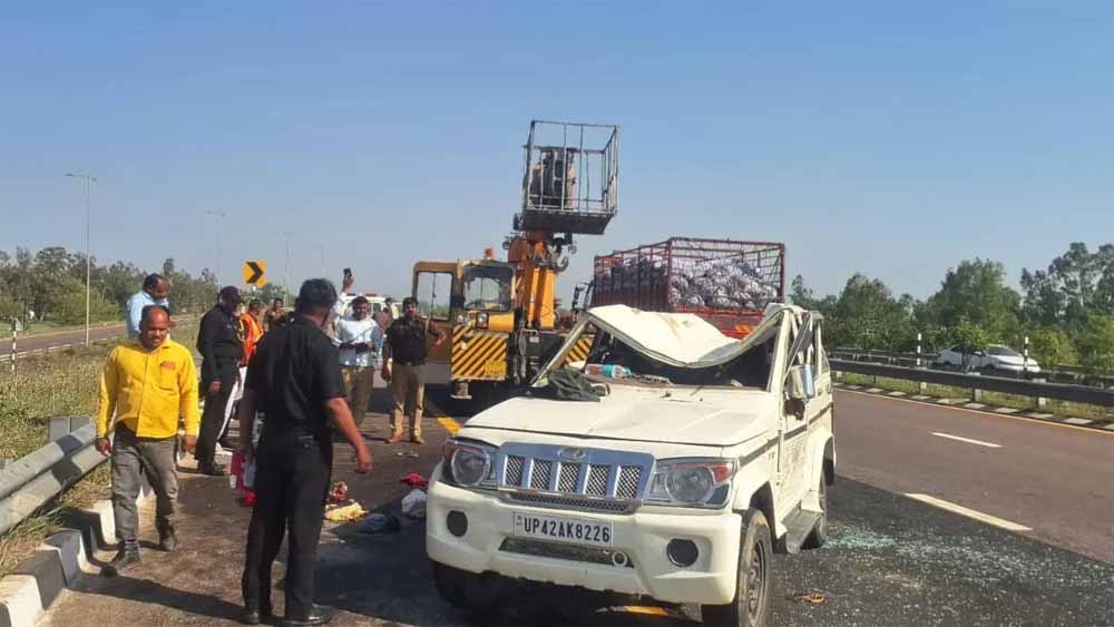 पूर्वांचल एक्सप्रेसवे पर दर्दनाक हादसा: तेज रफ्तार बोलेरो पलटी, तीन की मौत