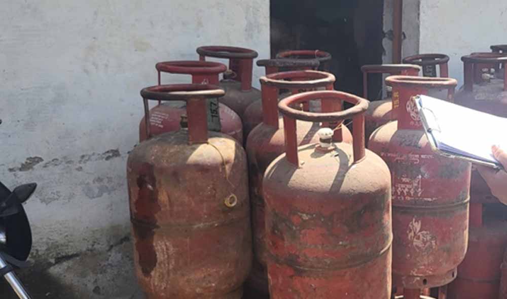 बिलासपुर में गैस की कालाबाजारी का भंडाफोड़, कोनी के अवैध रिफिलिंग सेंटर पर छापा; 55 सिलेंडर जब्त