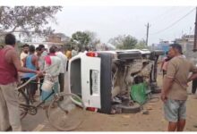 ट्रैक्टर से टकराई स्कूल वैन पलटने से 10 से ज्यादा बच्चे – टीचर घायल अस्पताल में इलाज जारी