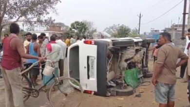 ट्रैक्टर से टकराई स्कूल वैन पलटने से 10 से ज्यादा बच्चे – टीचर घायल अस्पताल में इलाज जारी