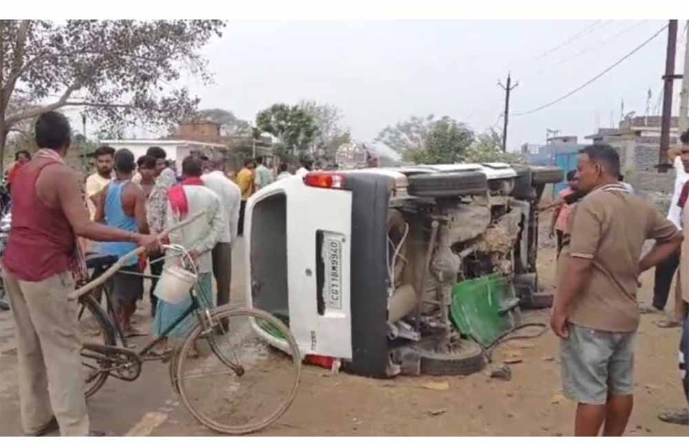 ट्रैक्टर से टकराई स्कूल वैन पलटने से 10 से ज्यादा बच्चे – टीचर घायल अस्पताल में इलाज जारी