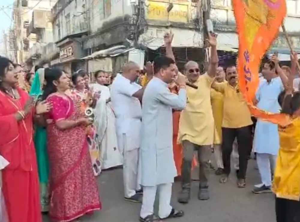 चैत्र नवरात्र पर मनेन्द्रगढ़ में भक्ति की बयार: प्रभात फेरी में उमड़ रहा श्रद्धालुओं का सैलाब