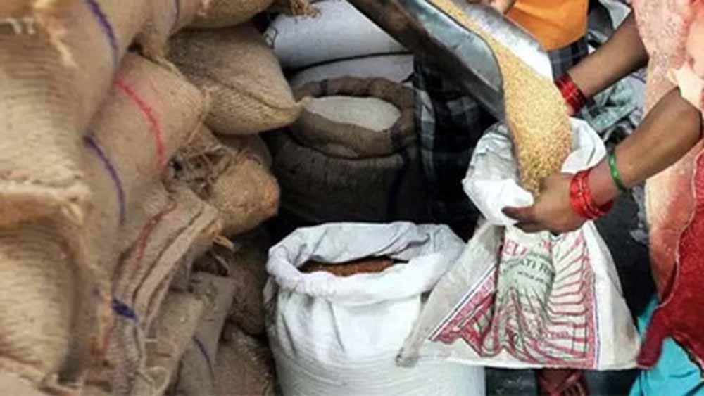 गरीबों के राशन में गड़बड़ी पर प्रशासन सख्त, दो संचालकों को हटाया गरीबों के राशन में गड़बड़ी पर प्रशासन सख्त, दो संचालकों को हटाया