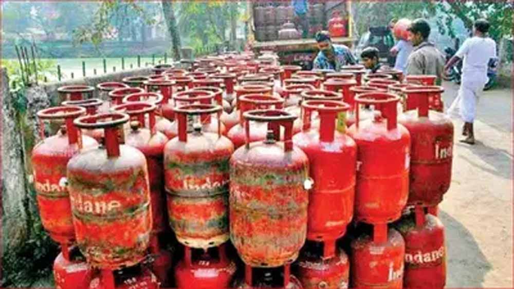 गैस एजेंसी पर छापा: जांच में गड़बड़ी उजागर, 961 भरे-खाली सिलेंडर जब्त