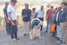 सड़क निर्माण में गड़बड़ी पर भड़कीं विधायक रायमुनी भगत, निरीक्षण के दौरान अफसरों को लगाई फटकार