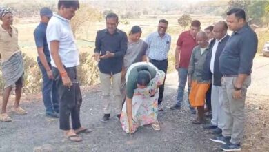 सड़क निर्माण में गड़बड़ी पर भड़कीं विधायक रायमुनी भगत, निरीक्षण के दौरान अफसरों को लगाई फटकार