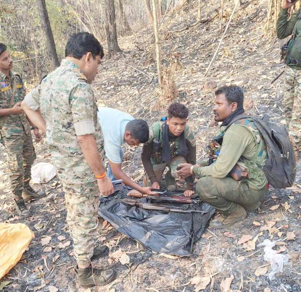 छत्तीसगढ़ के जंगल में नक्सलियों का हथियारों का जखीरा बरामद, AK-47 और इंसास रायफल जब्त