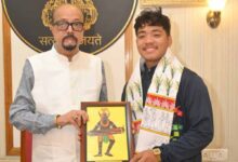 ट्राइबल गेम्स 2026 में शानदार प्रदर्शन, 9 पदक जीतने वाले असम के तैराकों ने राज्यपाल डेका से की मुलाकात