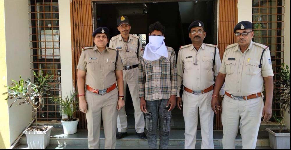 डेढ़ माह में भी नहीं उड़ा पाए चोरी का माल: नाबालिग साथी संग आरोपी धराया, तेल-घी और नकदी बरामद