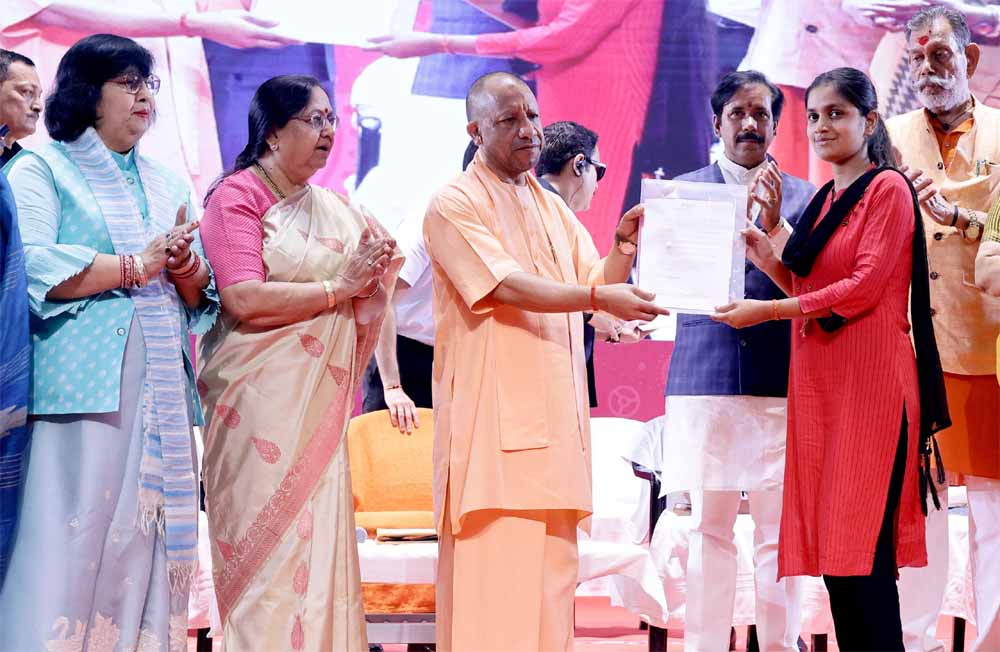 सीएम ने मासूम बच्ची को जैसे ही गोद में लिया, मंच से गूंजा ‘बेटियां अब सुरक्षित हाथों में हैं’