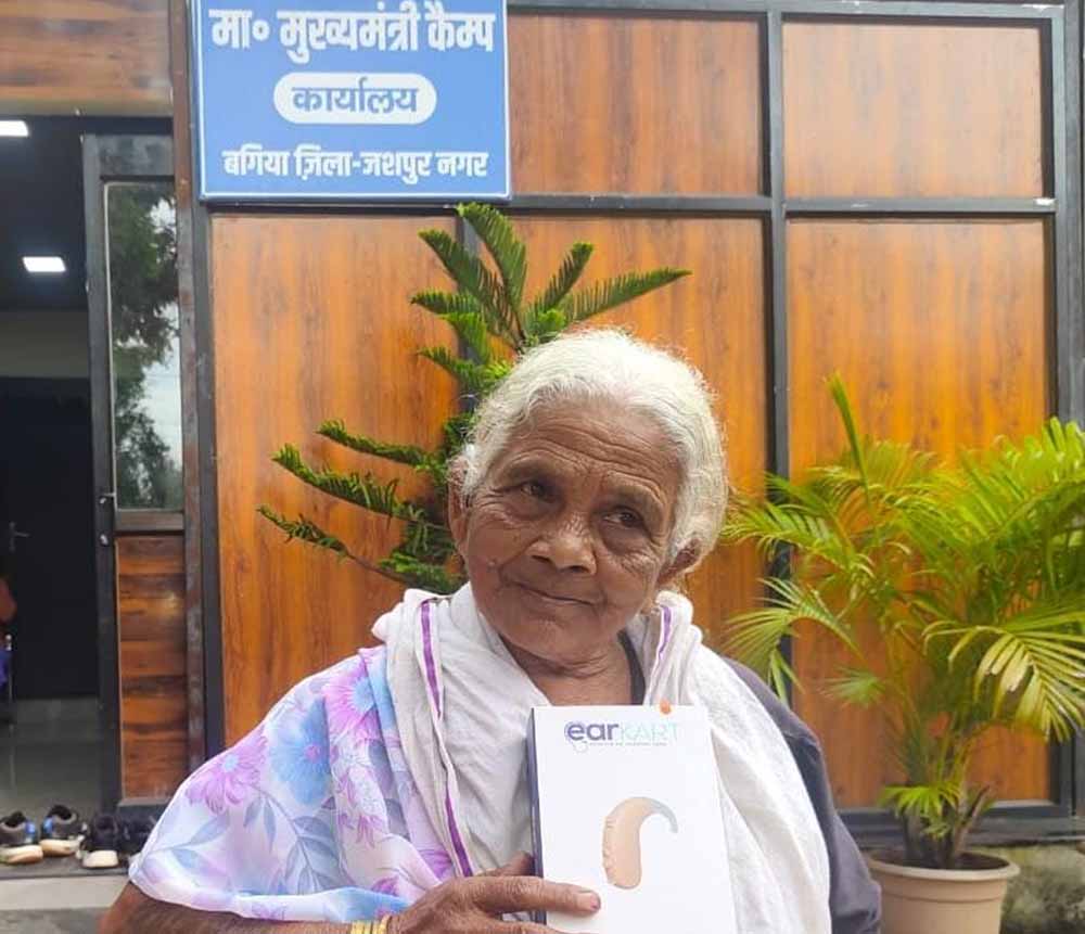 90 वर्षीय चाका बाई पुनः सुन सकती है जीवन की मधुर ध्वनि 90 वर्षीय चाका बाई पुनः सुन सकती है जीवन की मधुर ध्वनि