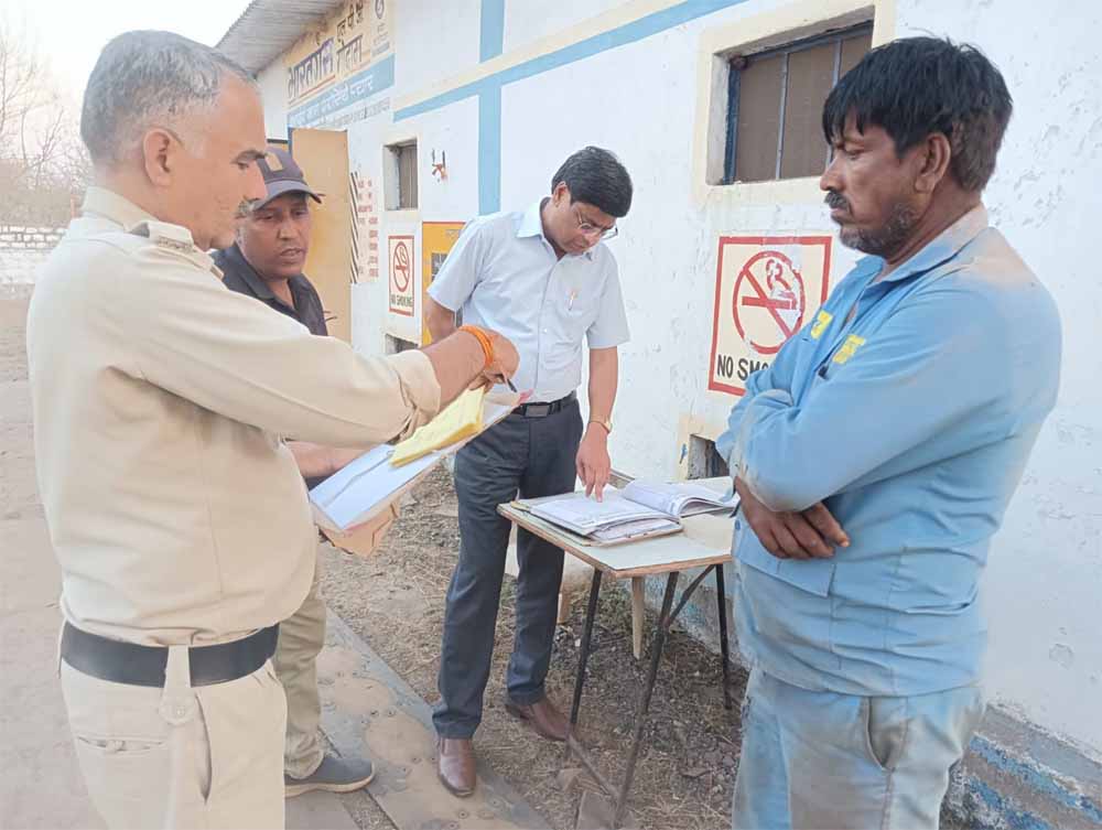 एसडीएम एमपी नगर द्वारा विनीत गैस एजेंसी का आकस्मिक निरीक्षण, स्टॉक में अनियमितता मिलने पर कार्रवाई के निर्देश